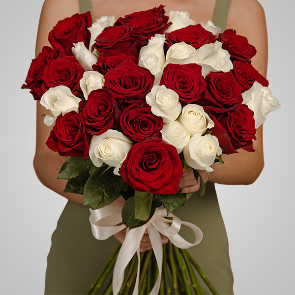 35 красных и белых роз Премиум Эквадор