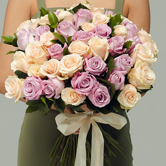 Букет из 49 кремовых и фиолетовых роз